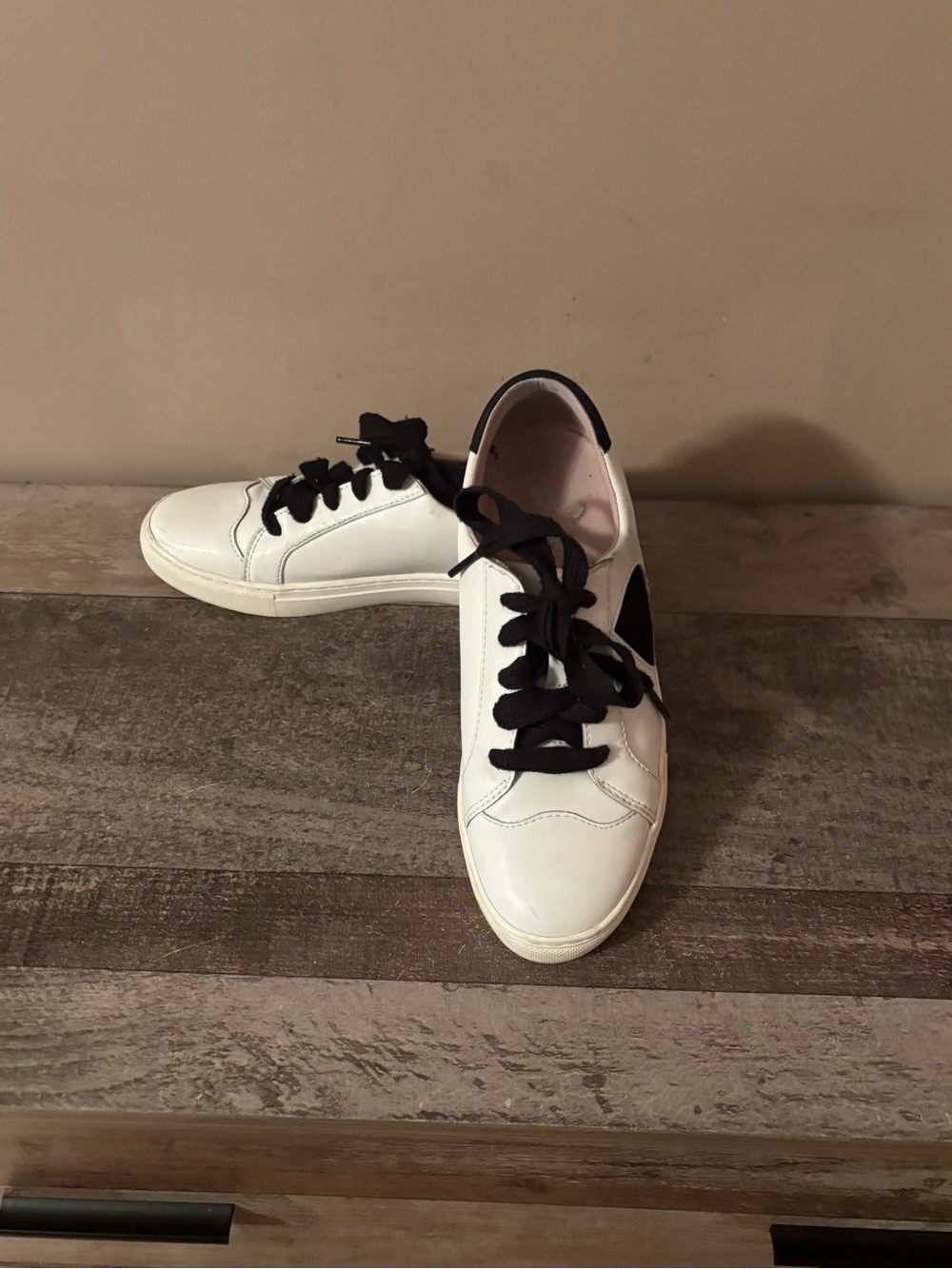 KATE SPADE FEZ WHITE LEATHER LOW TOP SNEAKER SIZE 8